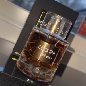 Cocktail Intense EDP - Jättevacker gourmand parfym. En bra dupe av kilians angel Share men var för sött för min smak. Köpte den för 500 kronor. Passar båda kvinnor och män, perfekt till vintern men funkar även under kvällar/nätter under varmare årstider. Öppen till byte!