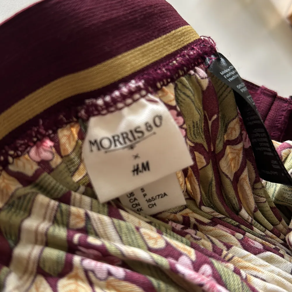 Plisserad kjol från H&M:s Morris & Co-kollektion. 100 % polyester.. Kjolar.