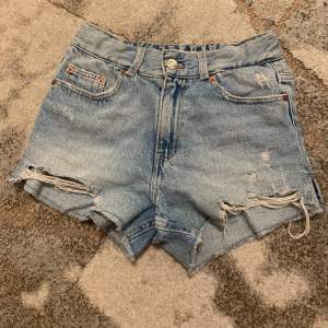 Jätte snygga shorts från Zara, säljer pga inte kommer till användning längre, priset kan diskuteras!