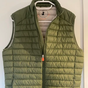 Save The Duck Väst - Säljer denna snygga västen från, Save the duck. Köpt för ca 1,5 tusen men säljer då den inte passar.