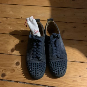 Christian Louboutin Junior Spikes - Säljer nu mina loubs då jag inte använder de så mycket längre. De är i bra skick men använda ett tag. Inga flaws vad jag vet. Tagg från Vestiaire och extra snören ingår. Fler bilder finns att få. Nypris: 8000 kr Mitt pris: 2500 kr