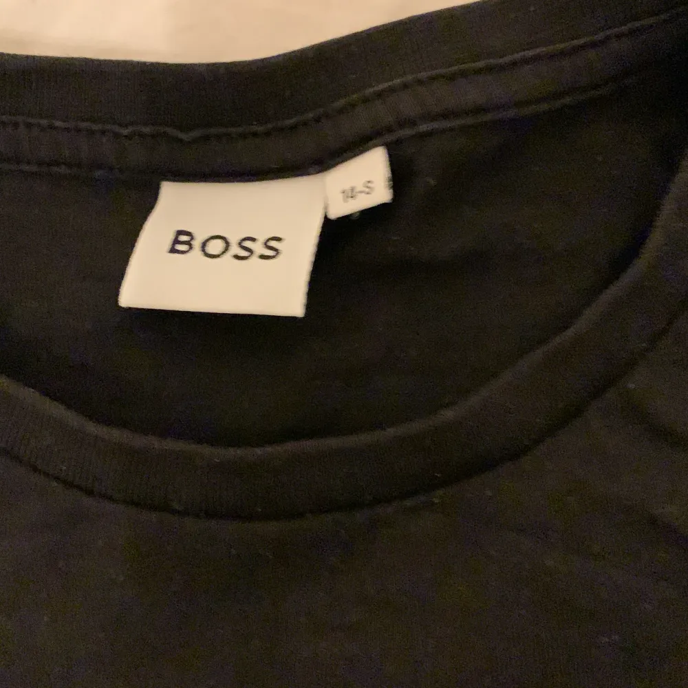 Skön Hugo boss t shirt skick 10/10 aldrig använd storlek,14 s, nypris 600 . T-shirts.