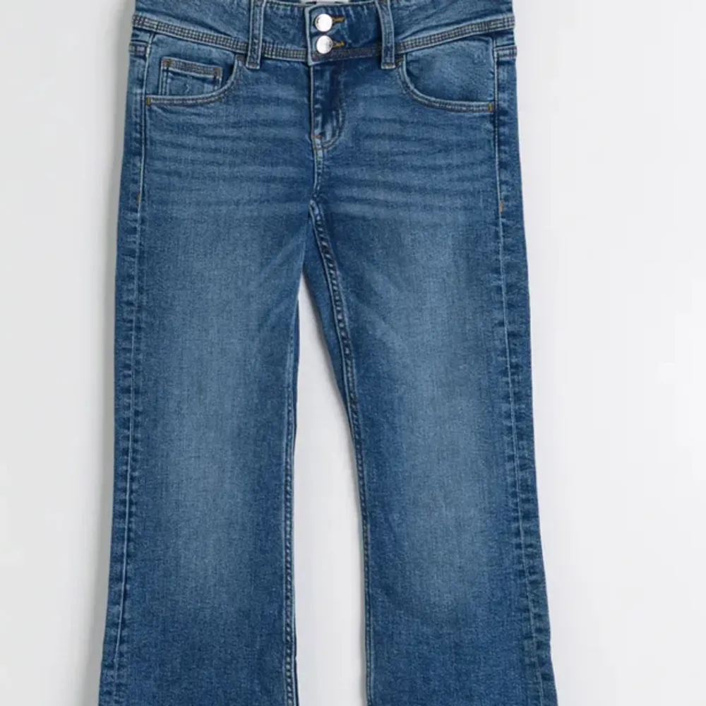 Säljer dessa blåa lågmidjade jeans från Gina jätte fina och bra skick är i stl 170 men passar även Xs/S❤️. Jeans & Byxor.
