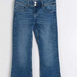 Säljer dessa blåa lågmidjade jeans från Gina jätte fina och bra skick är i stl 170 men passar även Xs/S❤️