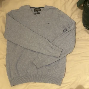 Blå stickad tröja  - Stickad tröja i st S, jätte fint skick och ibte använd många gånger skriv för bättre bilder🩷