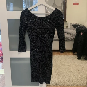 Klänning  - Ungefär knälång klänning ( jag är 1,58cm)  Skönt och annorlunda material  Vill bli av med den snabbt tror jag använt den två gånger 