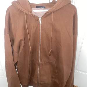 Säljer min bruna zip-hoodie från Brandy Melville. One size men oversized fit.