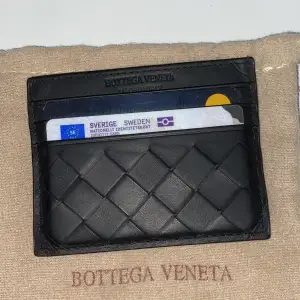 Säljer nu min 1:1 Bottega Veneta korthållare, den är extremt lyxig och snygg och använd i ca en vecka, passar sjukt bra till old money eller Stockholmsstil. Påse och låda ingår