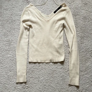 Stickad långärmad topp  - Fin topp från Vero Moda i jättebra skick, endast en liten fläck som knappt syns som går bort i tvätten🌸