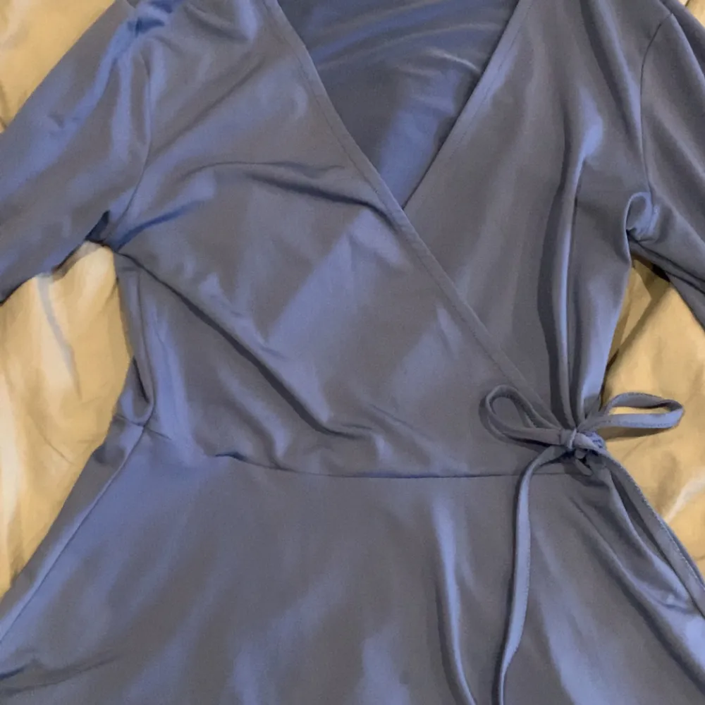 Fin blå tröja från Gina Tricot❤️ Passar för folk som har storlekarna Xs och S❤️‍🔥 Har en liten fläck men det är inget som syns eller man tänker på💗. Tröjor & Koftor.