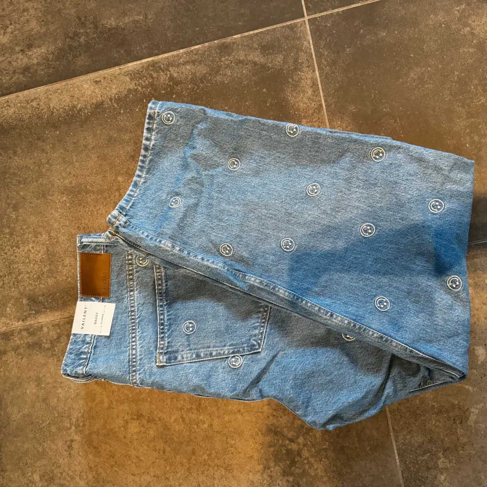 Säljer nu dessa jeans från Vailent. Köpta sommaren 2023, oanvända. Inga fläckar eller  märken.   Ord. pris: 699kr Mitt pris: 399kr. Jeans & Byxor.