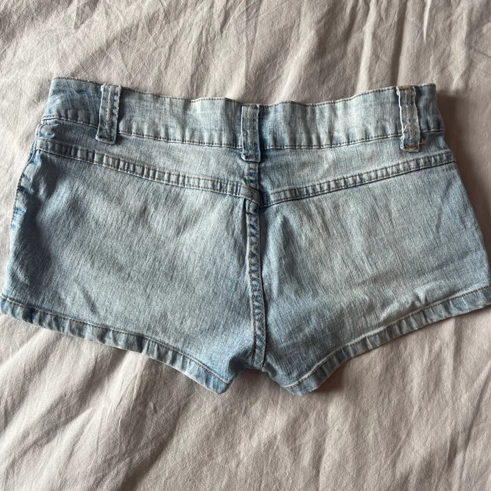 Så snygga lågmidjade jeansshorts i nyskick!🩵. Shorts.