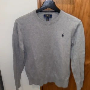 Ralp Lauren crew neck - Säljer nu denna snygga Ralph Lauren crew necken. Nästan aldrig använd och inga defekter, storlek 14-16 år! Hör av er vid funderingar!!