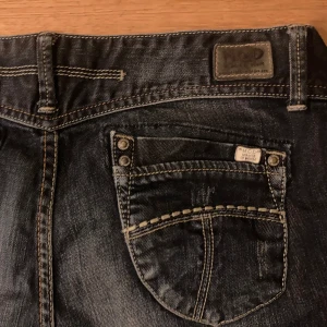 M.O.D Jeans lågmidjad - 94 cm i midjan 105 cm i längden nyskick