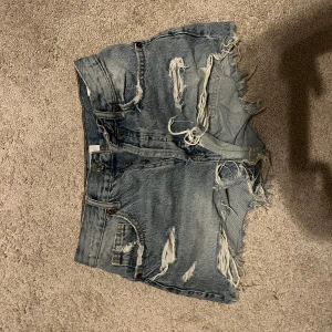 Jeansshorts - Skitsnygga jeansshorts från Zara köpta väldigt nyligen och perfekta för allting och nu till sommaren, säljer pga kommer inte till användning.