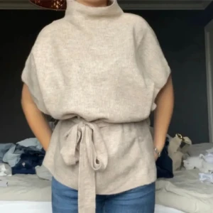 Stickad väst - Säljer min fina väst från Kappahl. Första 2 bilderna är lånade men tror det är samma som dessa. Sista bilden är exakt den jag har!! 