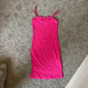 Hej! Säljer denna rosa tajta lite kortare klänning på grund av att den inte kommer till användning!