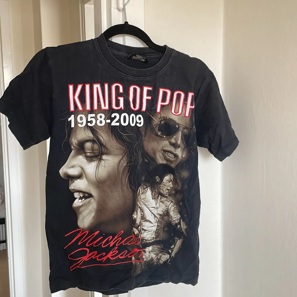T-shirt med Michael Jackson motiv. Autograf och årtal på baksidan. Köpt för många år sedan men endast använd 2 gånger. . T-shirts.