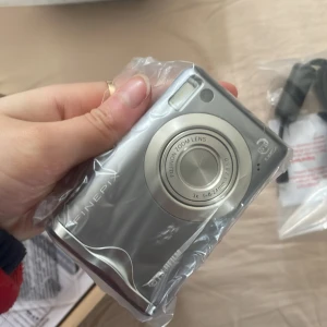 Fujifilm finepix f20 - Helt oanvänd Fujifilm kamera. Kom ut tidigt 2000-tal och ger 90s/2000s effekt. Allt är med i förpackningen förutom ett minneskort. Men kameran har en litet inbyggt minne på 10MB som kan användas utan minneskort undertiden. 