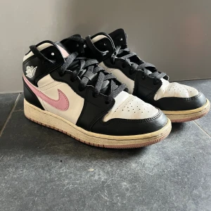 Jordan 1 Mid - Säljer mina Jordans då jag inte får användning av dem. Har använt dem ett fåtal gånger men creasade då jag köpte dem på Plick!💕