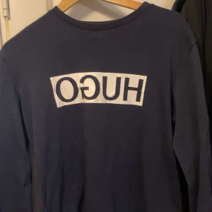 Hugo boss sweatshirt  - Storlek m men passar s också. Har haft den ett år. Inga hål. Den är äkta också men anledningen varför de billig för jag haft den länge 
