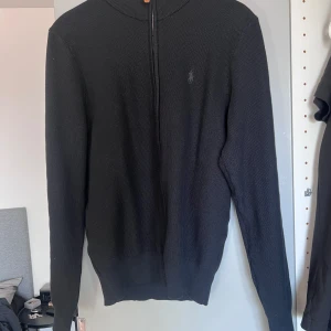Kofta - Helt ny Raulph Lauren kofta som samlar damm i min garderob. Aldrig använd och har prislapp på. Passar mig bra men den är lite för kort för mig.