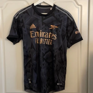 Arsenal 22/23 Bortaställ - Arsenals borta tröja från förra säsongen i storlek M Det är Authentic/player edition vilket innebär att den är lite dyrare Skick 9/10
