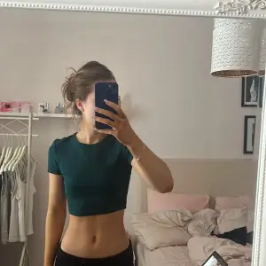 En grön crop top från zara som jag köpte för några år sedan, säljer för den ej kommer till användning, är fortfarande i bra skick❤️