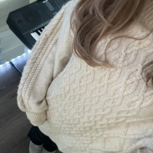 Beige stickad tröja  - Supersöt oversized Rory Gilmore inspirerad tröja. Sitter löst, inte stickig och knappt använd. Finns en liten fläck längst ner i högra hörnet men syns knappt när man har på den, går säkert bort efter ett par egna tvättar💕💗