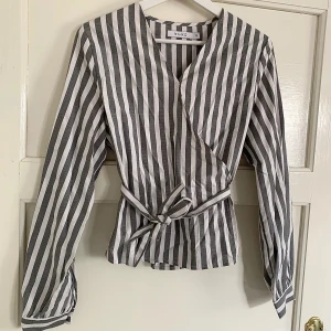 Randig ”skjortblus” - Grå och vit-randig skjortblus som använts ett fåtal gånger🤍 
