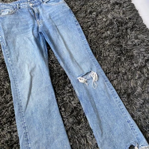 Bootcut jeans ginatricot  - Säljer mina jätte snygga jeans från ginatricot pågrund av ingen användning.🌸🌸 väldigt bra skick