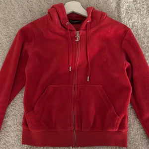 Kofta - Röd juicy couture kofta bra skicka välanvänd 