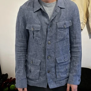 Overshirt i linne - Svinsnygg overshirt i linne från Oscar Jacobson. Passar perfekt nu till våren och sommaren  Nypris låg på 2500kr