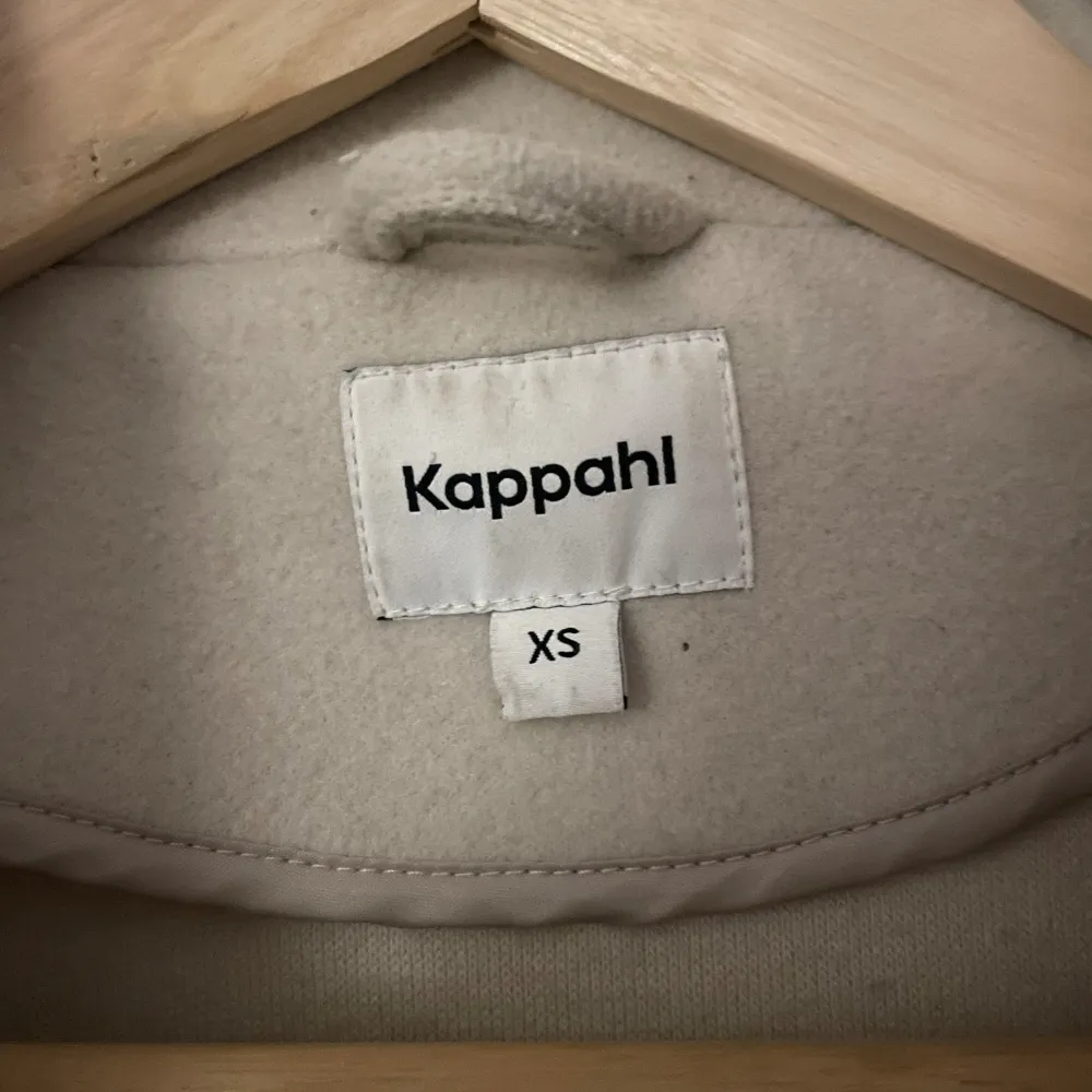 Jätte fin kappa ifrån Kappahl, köpt för ett tag sen så använd mycket men ändå i bra skick förutom att den är lite nopprig🤍nypriset är 899 och jag säljer för halva så 450💗. Jackor.