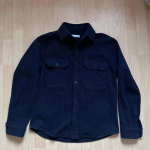 Zara overshirt  - Tja! säljer nu denna feta overshirt ifrån Zara som är perfekt nu till våren | Strl: S Retail: ca 1100kr Skick: 7/10 | vid Ytterligare frågor eller funderingar är det bara att skriva 📩