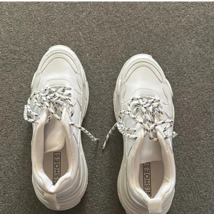 Vita skor - Väldigt coola sneakers köpta här på plick! Var tänkta att ha till studenten men dom passade inte till min klänning. I nyskick!!