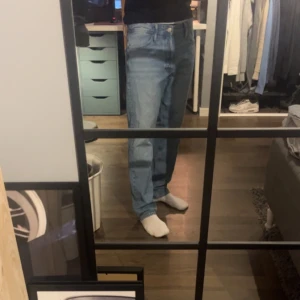 Jack & Jones Jeans - Ljusblåa Jack & Jones jeans👖 Modellen på Jeansen är Loose/chris Storlek 32/32, passar såklart lägre midjemått om man har skärp till✅  Går för 600 kr nya, använda ett fåtal gånger👌