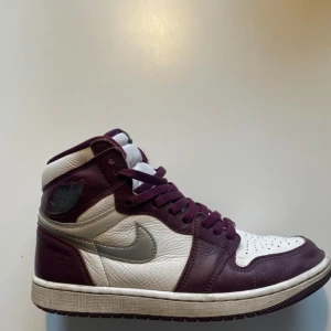 Jordan 1 Retro High OG Bordeaux - Storlek 44. Väldigt bekväma, och kan användas året runt. Bra skick och kvalite.