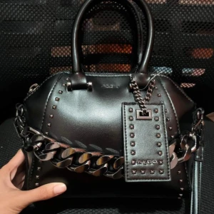 SUPERSNYGG väska - Superfin väska, älskar den!! jäättefint skick! Osäker om jag ska sälja så skriv vid intresse!! Kedja + tagg går att ta av💋💋!