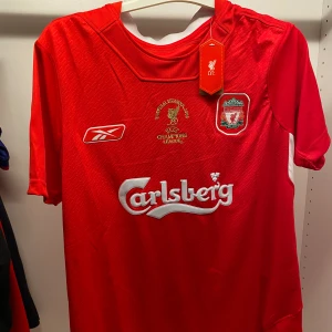 Liverpool Gerrard fotbollströja - Retro Liverpool Gerrard fotbollströja, nmr 8. Storlek M och L. Tveka inte att höra av dig vid frågor!