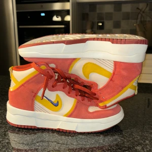 Nike skor - Super snygga nikes som inte kommit till användning mer än 1-2 ggr, nyskick 😍 Nypris 1500 Pris kan diskuteras vid snabb affär 🥰