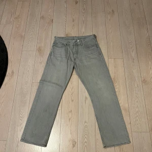 Weekday jeans (herr) - Säljer dessa gråa weekday Jens. 10/10 skick. Säljs på grund av att jag rensar ut garderoben på saker jag inte invänder längre. Storlek 30/30 