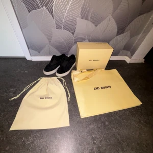 Axel Arigato 360 Laceless - Säljer ett par superfina Axel Arigato skor. Det är en liten defekt på sulorna på båda hälarna men det är absolut inget man märker. Skorna är i bra skick och har varit väl omhändertagna. Allt på första bilden ingår. Diskuterbart pris!