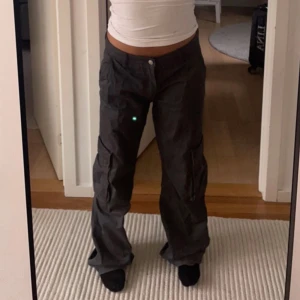 Cargobyxor - Säljer mina gråa Cargobyxor som inte länge används. Lite slitage längst ner då dem vart lite långa på mig. Bild kan skickas  OBS  Köparen står för frakt. Några enstaka fläckar som inte försvinner. 