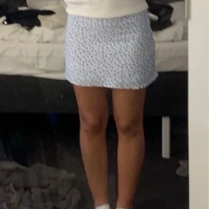 Blommig kjol - Jätte fin blommig kjol med dragkedja i midjan. 