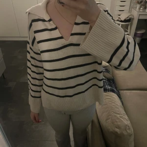 Randig tröja - Fin randig tröja från Gina som kommit till användning 3/4 gånger så därför säljer jag! Storlek M! 💞💞