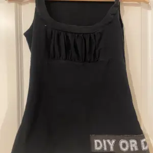Svart linne med text längst ner ”Diy or Die” inga defekter 
