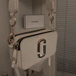 Marc Jacobs väska vit - Säljer min unika vita Marc Jacobs väska i vit, köpte den på mintoo. Väskan är i bra skick , då den andvänts sparsamt och fåtal gånger. Säljer den då den inte är riktigt min stil längre,påse medkommer till väskan,fler bilder finns,pris kan diskuteras!