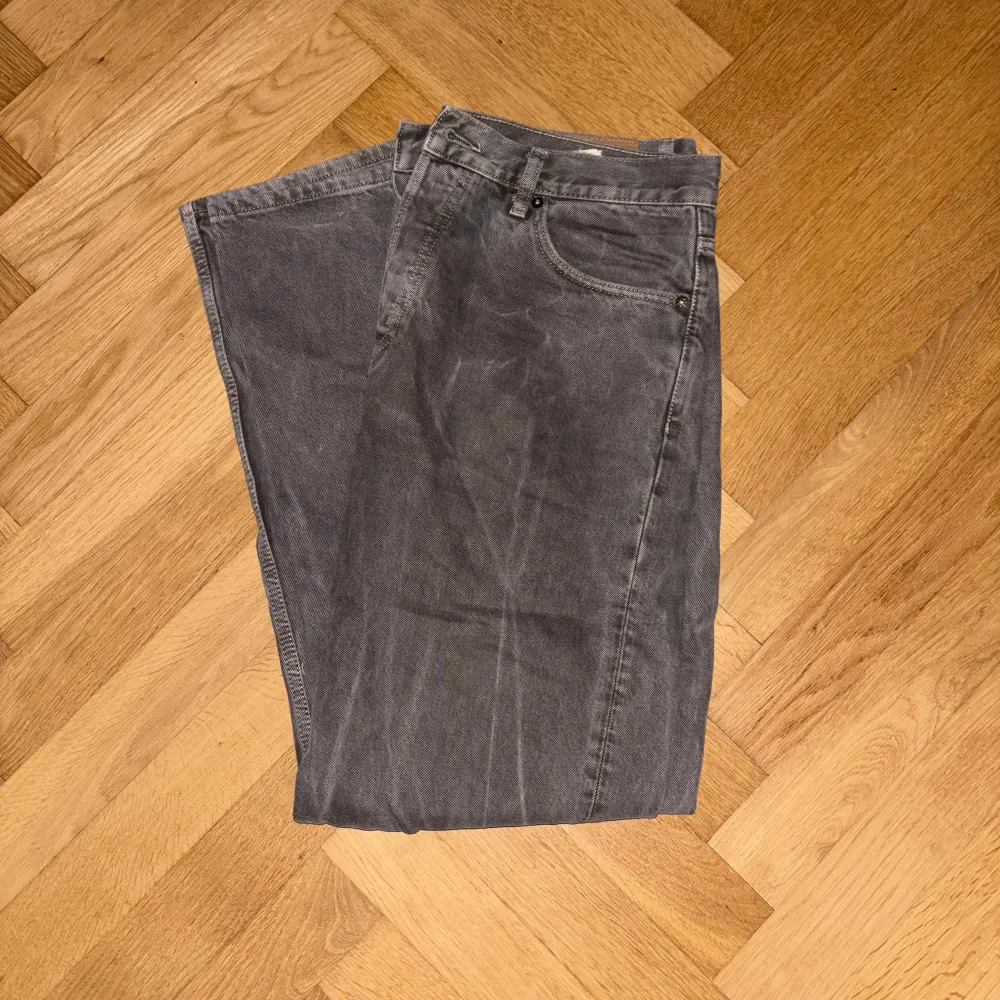 Gråa Weekday jeans använda dagligen men inga defekter! Mycket bra skick!😁  Storlek: 31/32. Jeans & Byxor.