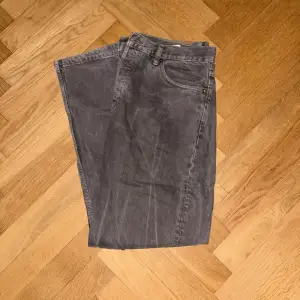 Gråa Weekday jeans använda dagligen men inga defekter! Mycket bra skick!😁  Storlek: 31/32